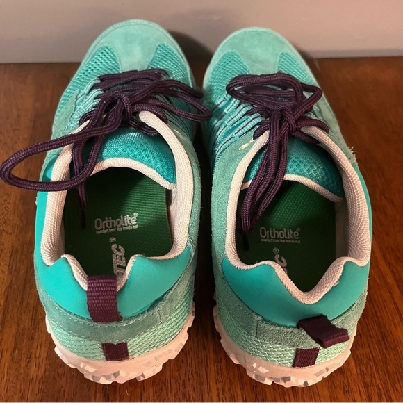 Hi-Tec Apollo Aqua Marine/Wine color. Women’s size 8.5. Like new - Picture 4 of 15